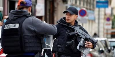 В пригороде Парижа мужчина взял в заложники жену и ранил двух человек — СМИ