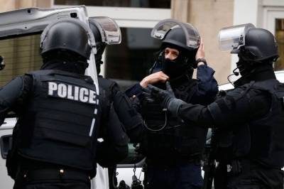 Во Франции мужчина со стрельбой взял в заложники жену, убил ее и покончил с собой: видео