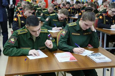 Учащихся военных вузов привьют от COVID-19 после новогодних каникул