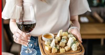 Сыр и вино способны снизить риск развития болезни Альцгеймера