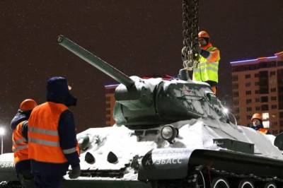 Стоявший возле кадетского училища в Кемерове легендарный танк перевезли на новое место