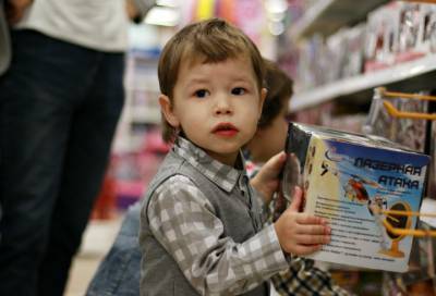 Российские родители стали больше тратить на детские подарки на Новый год