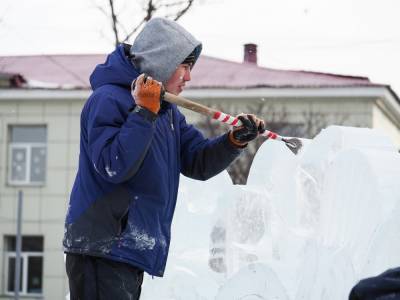 Скульпторы из Хабаровска работают над ледовым лабиринтом в Корсакове