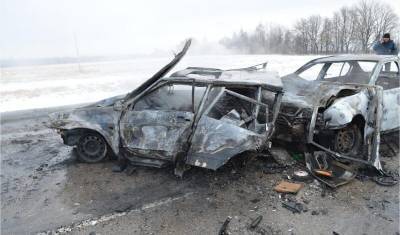 В Башкирии после столкновения сгорели две машины: есть пострадавший