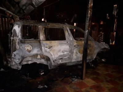 В Астрахани ночью вспыхнули хозпостройка и автомобиль