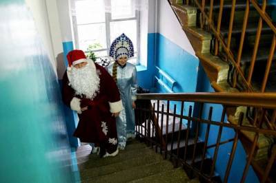 Еду и лекарства пожилым хабаровчанам приносят Дед Мороз со Снегурочкой