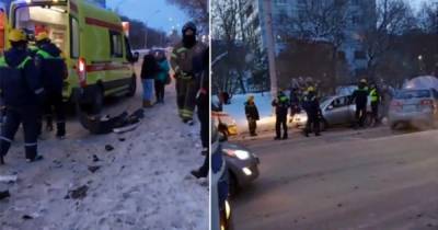 Машину отбросило на остановку после ДТП в Кемерове, есть пострадавшие