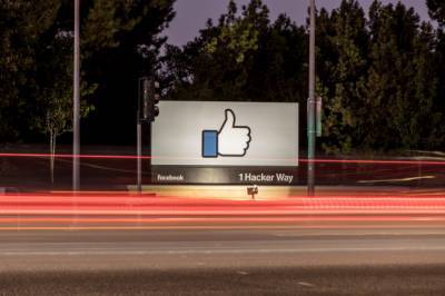 Facebook обвиняет Apple в «убийстве интернета»
