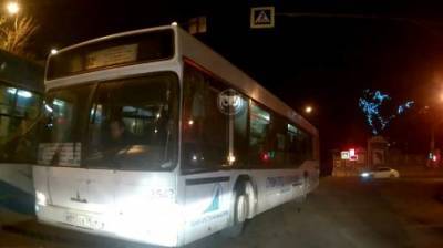 На водителя автобуса № 82с составили протокол за выезд на встречку
