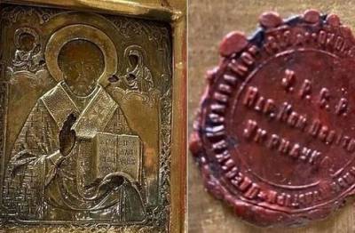 Главе МИД РФ Лаврову подарили украденную в Украине старинную икону (ФОТО)