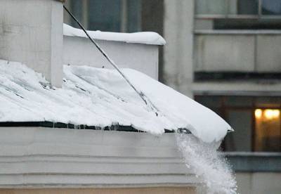 СУ СКР предупредило смоленские «управляшки» об ответственности за снег и сосульки на крышах