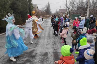 Дети прифронтового района Донецка получили подарки от Святого Николая