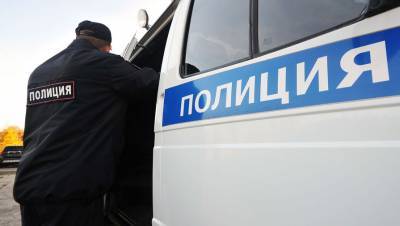Силовики штурмом взяли квартиру в Москве, где мужчина ножом угрожал сожительнице