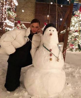 Первый снег в Нью-Йорке: Ирина Шейк в белоснежном пуховике слепила очаровательного снеговика