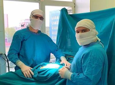 Тюменские врачи восстановили движение пальцев на руке мужчины, порезавшегося болгаркой