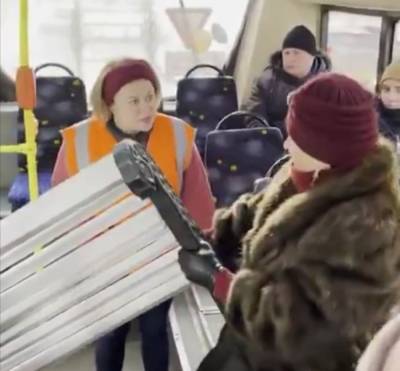 В Петербурге женщина попыталась провезти в автобусе скамейку