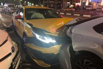 В Сочи лишенный прав водитель врезался в припаркованные авто