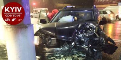 В Киеве водитель выехал на встречную полосу и протаранил сразу три автомобиля