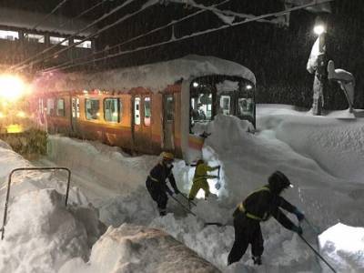 Японию накрыл сильный снегопад (ФОТО)