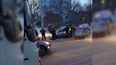 Две легковушки снесли людей на остановке в Кемерово.