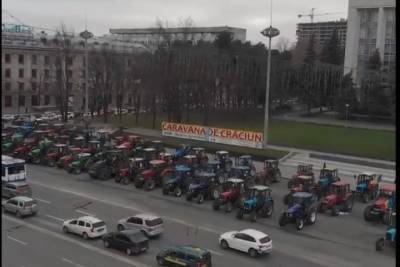 Молдавские фермеры приехали к зданию правительства на тракторах