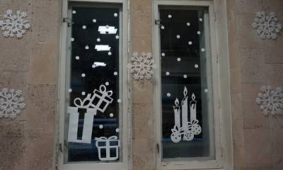 «Праздничное настроение по приказу». Медики из Петрозаводска рассказали, что Минздрав требует украсить окна к Новому году