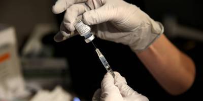 Врач сомневается в эффективности вакцинации: Не будет успевать за мутацией коронавируса