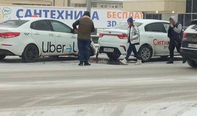 В Тюмени столкнулись два конкурирующих такси