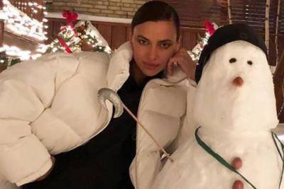 Праздничное настроение от Ирины Шейк: снеговик, новогодняя елка и улыбки