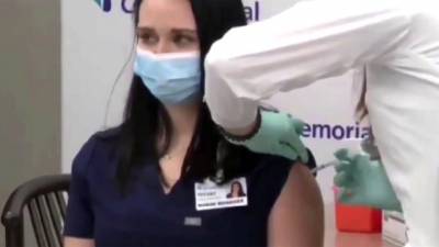 В США медсестра упала в обморок после введения вакцины от COVID-19