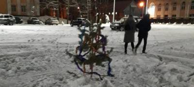 Жители райцентра Карелии, устав ждать установки главной елки, сами украсили новогодний городок (ВИДЕО)