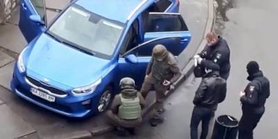 Соцсети: На проспекте Гонгадзе в Киеве заминировали автомобиль — видео