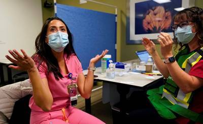 The Washington Times (США): медсестра упала в обморок на пресс-конференции после вакцинации от коронавируса