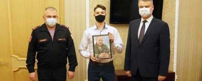 Брянскому школьнику вручили портрет Путина с автографом
