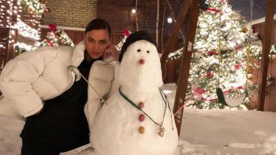 Как в детстве: Ирина Шейк слепила забавного снеговика в заснеженном Нью-Йорке