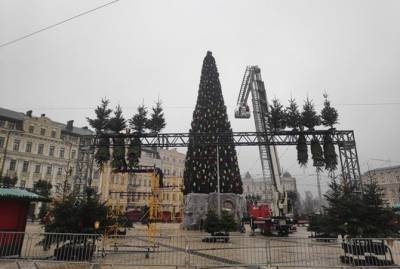 В ПЦУ были против шляпы на киевской елке, потому что традиционный символ - Вифлеемская звезда