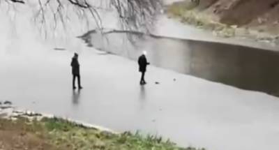 "Следите за своими детьми!": в центре Харькова заметили подростков, гуляющих по тонкому льду реки