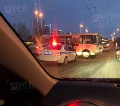 В Кемерове попавшая в ДТП маршрутка перегородила дорогу на Терешковой