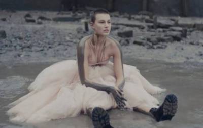 Смотрите fashion-фильм Alexander McQueen, снятый по мотивам новой коллекции весна-лето 2021 (ВИДЕО)