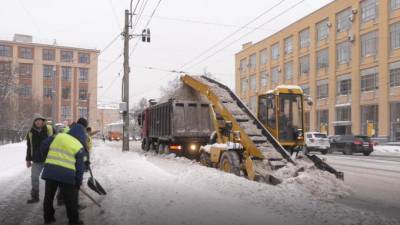 В пятницу в Петербурге борются со снегопадом 918 машин и больше тысячи дворников