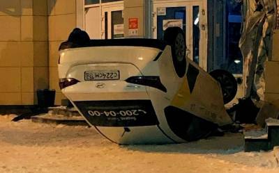Такси припарковалось на крышу возле алкомаркета в Дзержинске