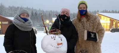 Топ-модель Наталья Водянова слепила снеговика в горном парке Карелии (ФОТО)