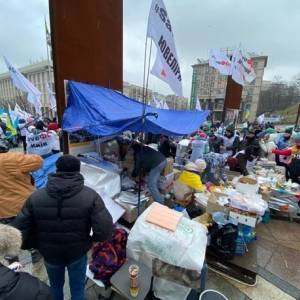На Майдане предприниматели установили полевую кухню. Фото