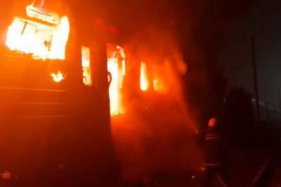 Спасатели выбились из сил: пожар в вагоне электрички, детали трагедии