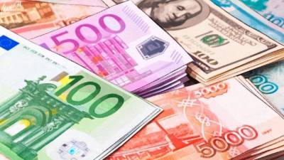 Центробанк России представил официальные курсы доллара и евро на 19 декабря