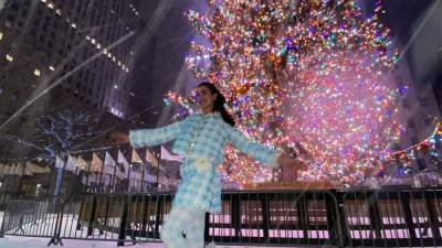 Ирина Шейк - Джеймс Фэллон - Дуа Лип - Счастливая Дуа Липа порадовалась снегу возле главной елки Нью-Йорка: сказочные фото - 24tv.ua - Нью-Йорк - Нью-Йорк