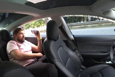 Украинский блогер потроллил полицию, катаясь в Tesla на автопилоте