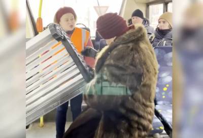 В Петербурге обсуждают даму, которая пыталась провезти скамейку в троллейбусе