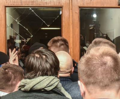 Сессия Одесского облсовета: потасовка с полицией, разбитое стекло и голосование руками (фото, видео)