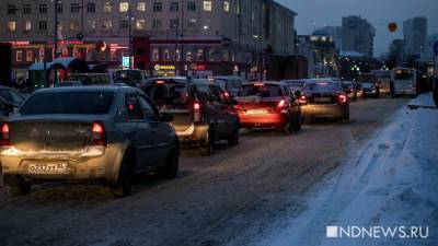 Екатеринбург встал в традиционные предновогодние пробки